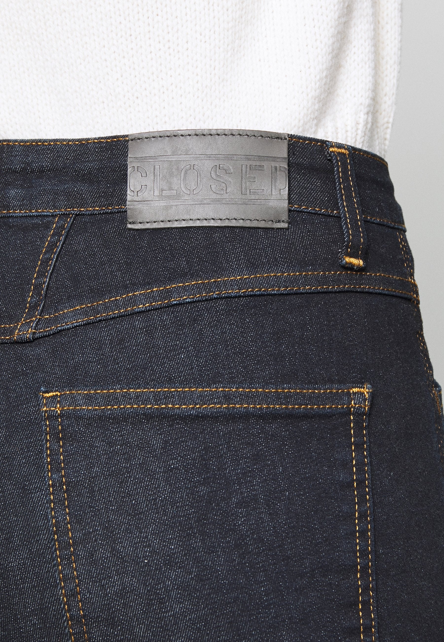 CLOSED SKINNY PUSHER