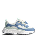Sportschuhe in Weiß, Hellblau und Grüntönen. Mesh- und Wildledermaterialien; strukturierter Schaft mit elastischen Schnürsenkeln und einer Gummisohle.