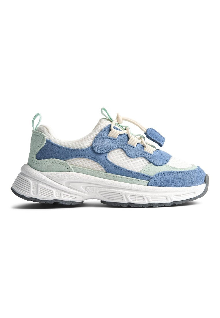 Sportschuhe in Weiß, Hellblau und Grüntönen. Mesh- und Wildledermaterialien; strukturierter Schaft mit elastischen Schnürsenkeln und einer Gummisohle.