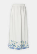 Weiße lange Bluse mit einem elastischen Bund, versehen mit einem floralen Muster in Blau und Gelb am Saum, akzentuiert mit blauen Streifen.