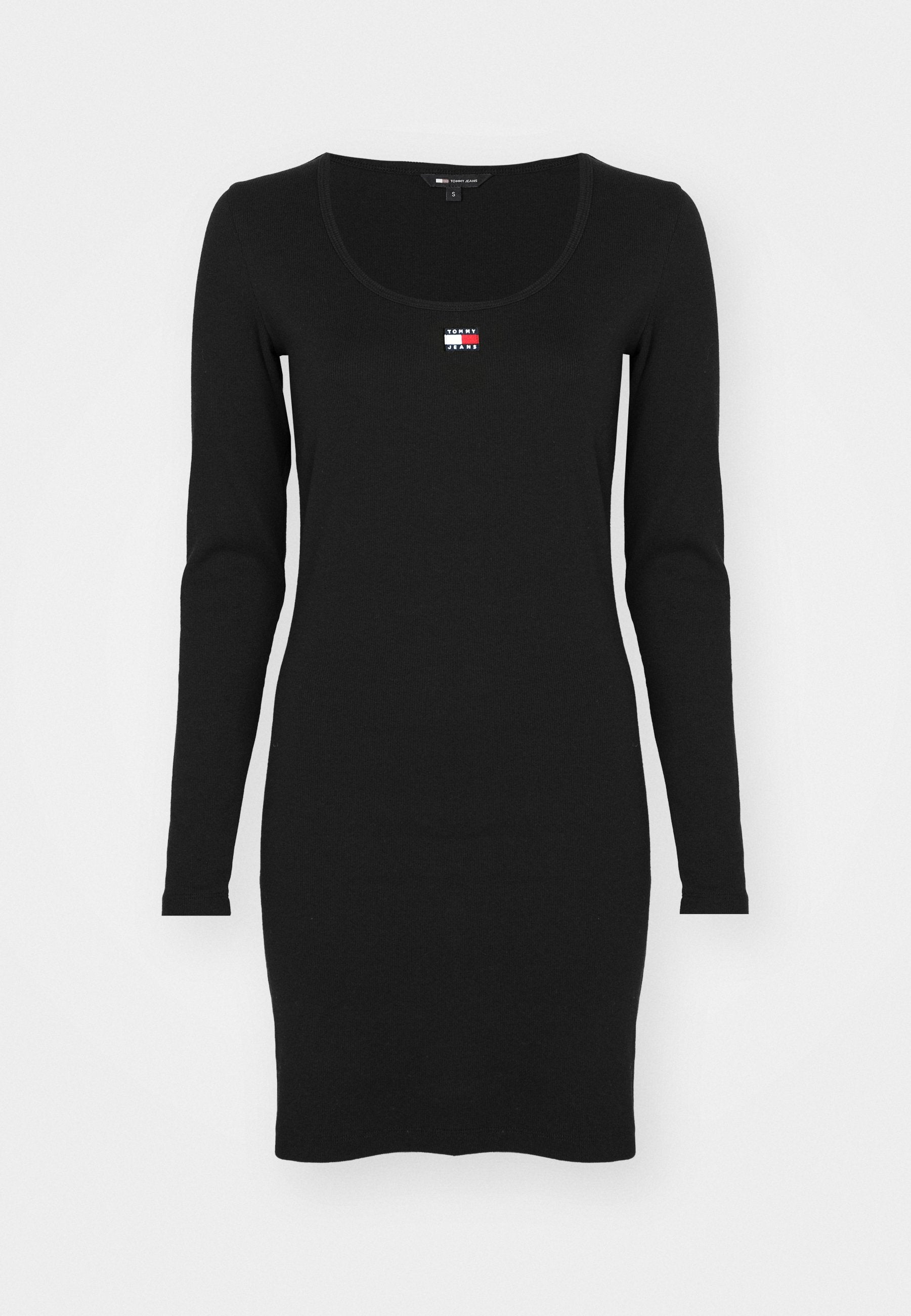 Schwarzes Langarmkleid mit runder Ausschnitt, enganliegend, aus weichem Stoff. Verfügt über ein kleines, mehrfarbiges Logo, das auf der Brust platziert ist.