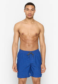 Blaue Schwimmshorts mit einem strukturierten Muster, elastischem Bund und schwarzem Kordelzug. Die Shorts sind knielang und haben einen lockeren Schnitt.