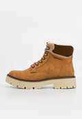 Braune Wildleder-Ankle-Boots mit rundem Zehenbereich, beigem Besatz, Kunstfellfutter und weißer Gummisohle. Mit Metallösen und Schnürsenkeln ausgestattet. Branding an der Seite.