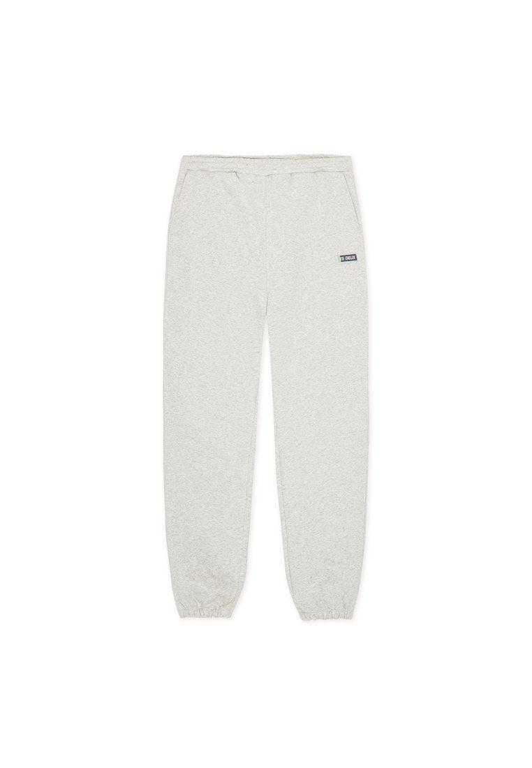 Hellgraue Jogginghose mit elastischem Bund und Bündchen, mit Seitentaschen und einem kleinen blauen Logotag am linken Oberschenkel.