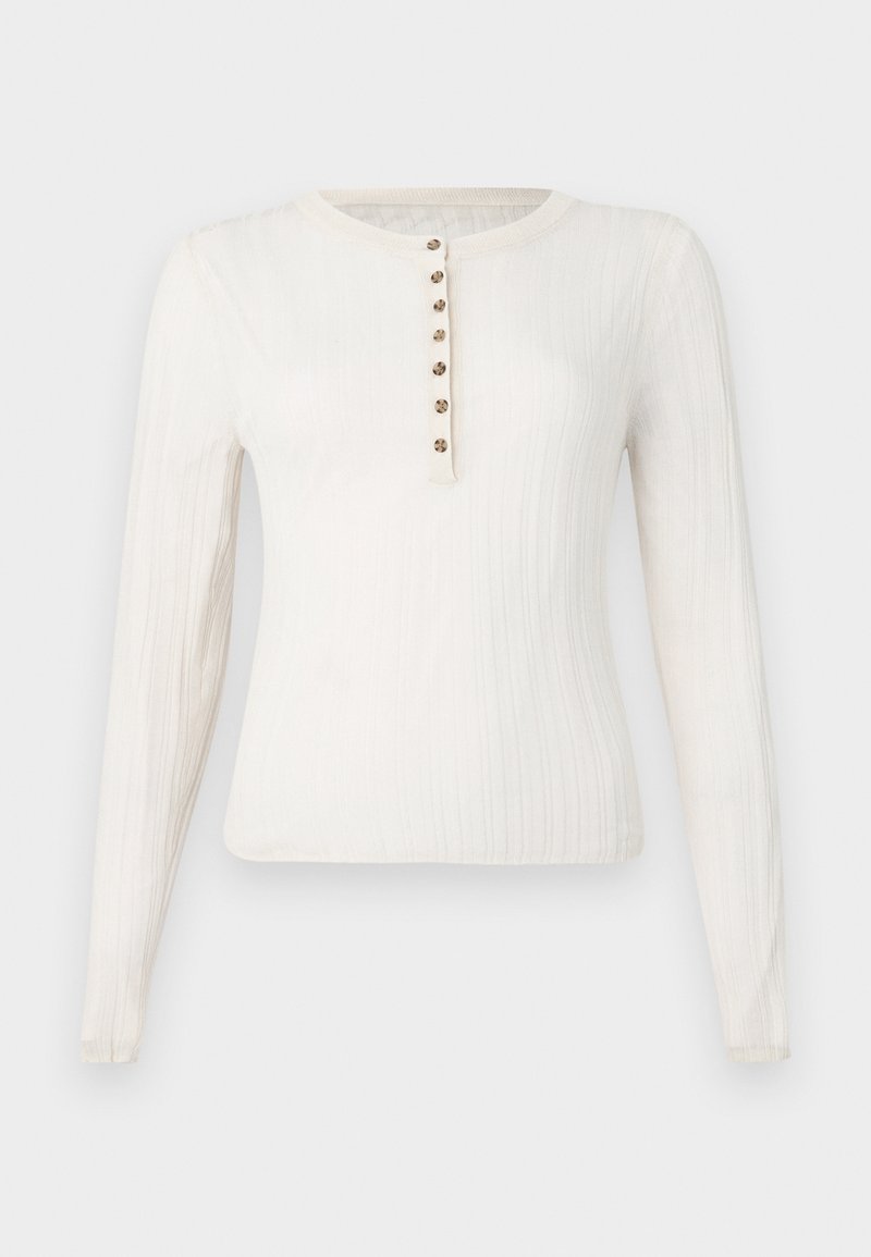 Langärmliger cremfarbener Pullover mit gerippter Textur, runder Ausschnitt und sieben dekorativen Knöpfen auf der Vorderseite.