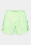 Helle grüne Sportshorts mit elastischem Bund, Kordelzug und Seitentaschen. Mit einem kleinen grauen Logo auf der unteren linken Seite.