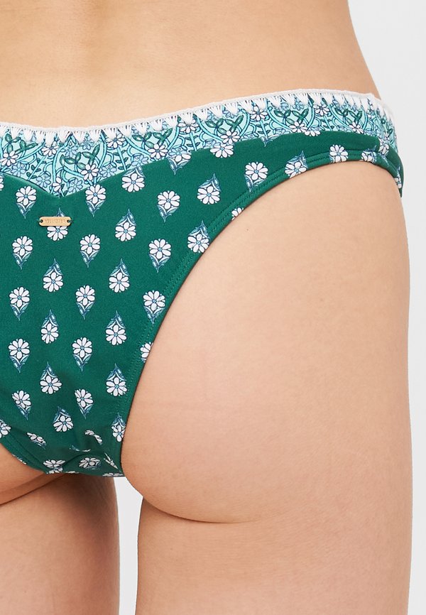 Hollister Co. FLAT CHEEKIEST