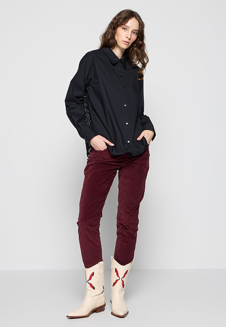 REGULAR FIT Media 2