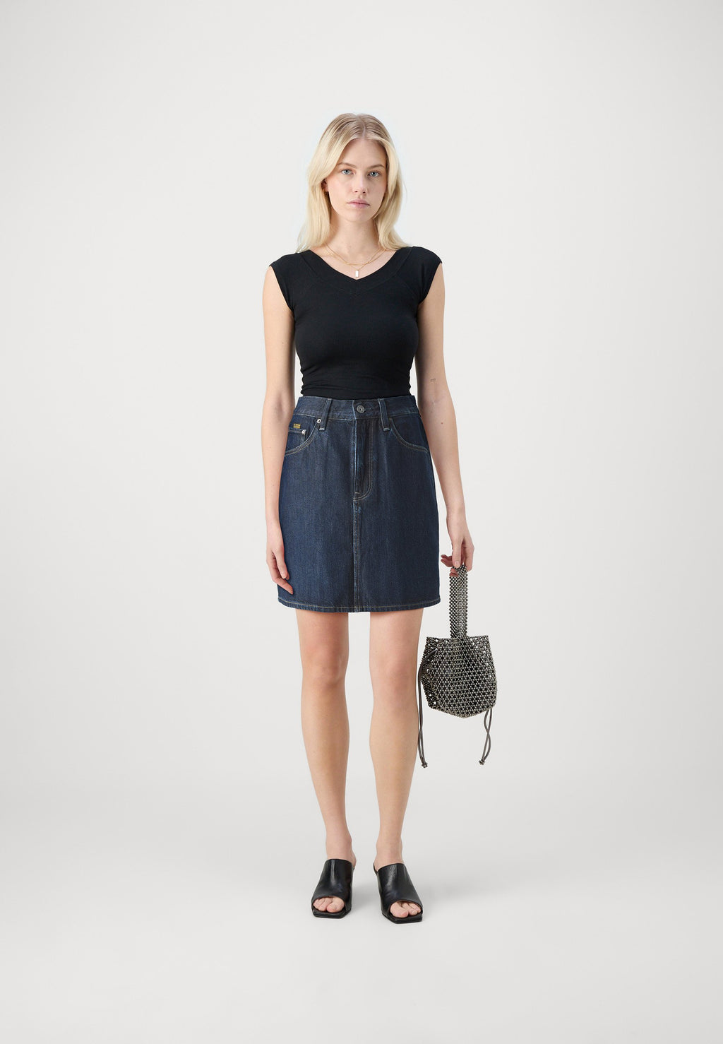 VIKTORIA SHORT EDGE Media 2