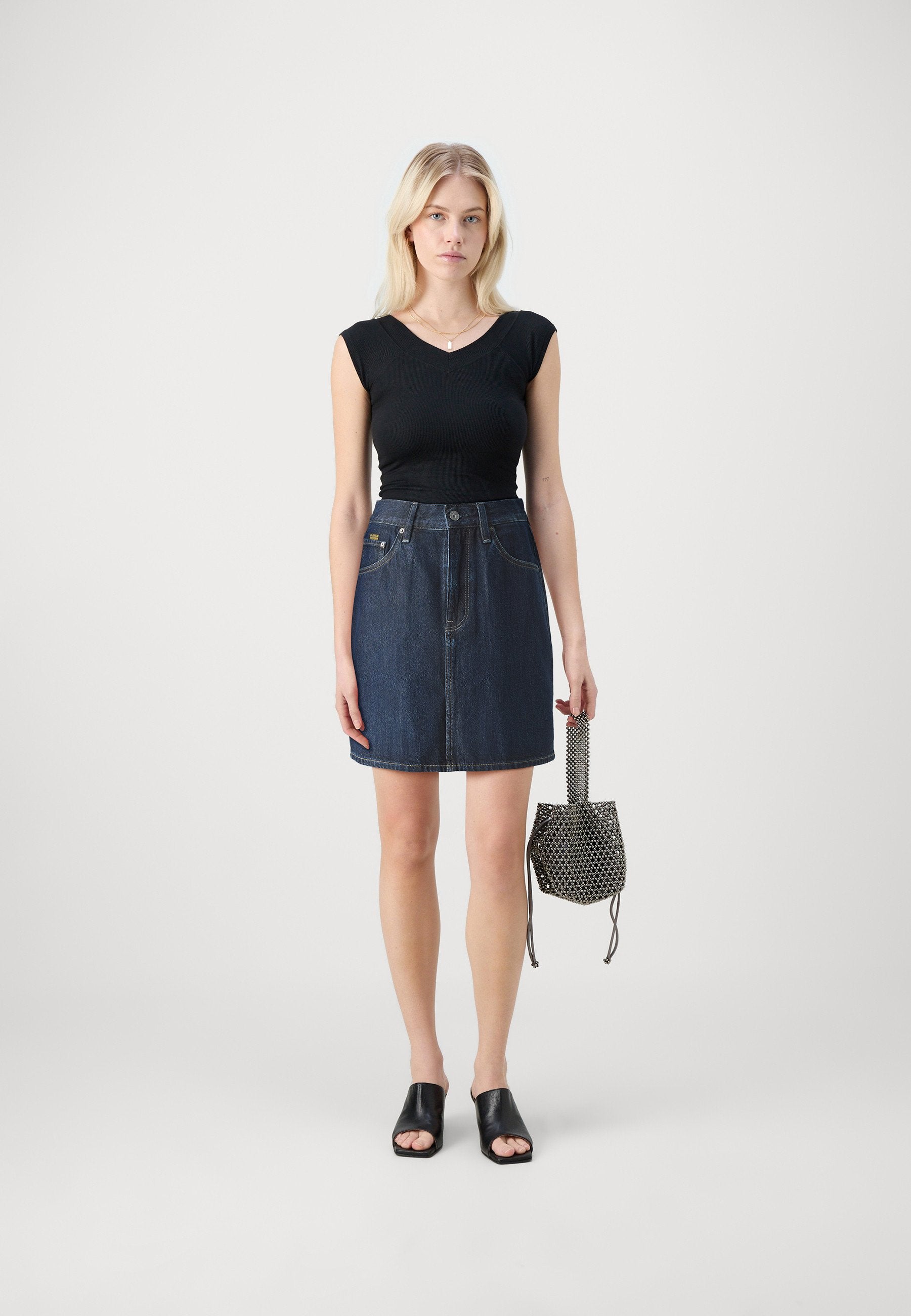 VIKTORIA SHORT EDGE Media 2