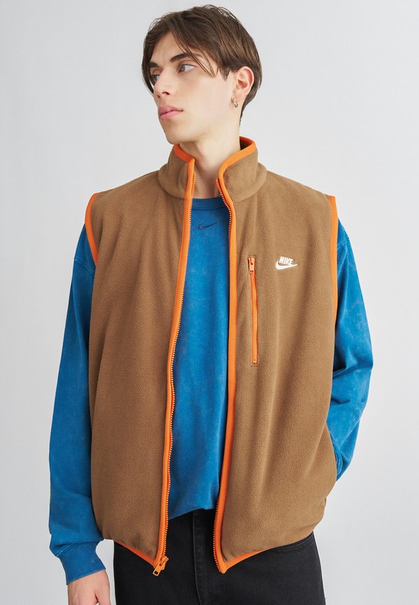 Nike Sportswear CLUB VEST - Waistcoat - mosswood brown/campfire orange/white