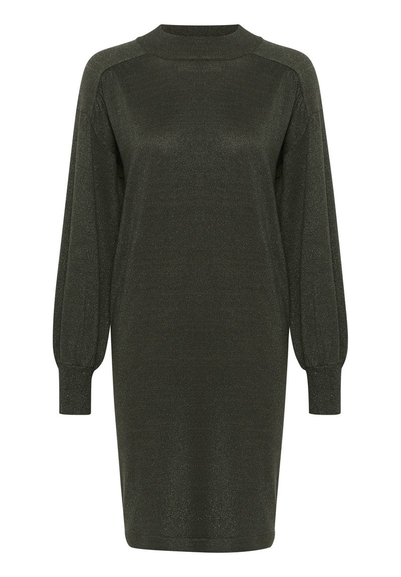 Dunkelgrünes Strickkleid mit strukturiertem Maschenbild. Verfügt über lange Ballonärmel und einen runden Ausschnitt. Ein subtiler Schimmer sorgt für visuelles Interesse.