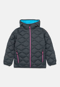 Gepolsterte graue Jacke mit blauer Innenfütterung, mit Kapuze und pinken Reißverschlüssen. Das Design umfasst wellenförmige Steppmuster und seitliche Reißverschlusstaschen.