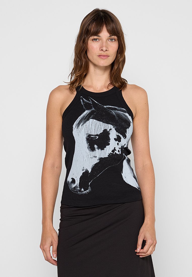 Schwarzes Tanktop mit einem Grafikdruck eines Pferdekopfes in Weiß und Grau, mit gerippter Textur und Halter-Nackendesign.