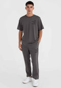 Grauer Baumwoll-T-Shirt und Sweatpants-Set mit dem Logo "The Future Surf Society", Rundhalsausschnitt, lockere Passform, kombiniert mit weißen Sneakers.
