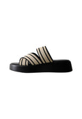Platform-Sandalen mit beigen und schwarzen gestreiften Textilriemen, einer glatten schwarzen Sohle und einem offenen Zehenbereich.