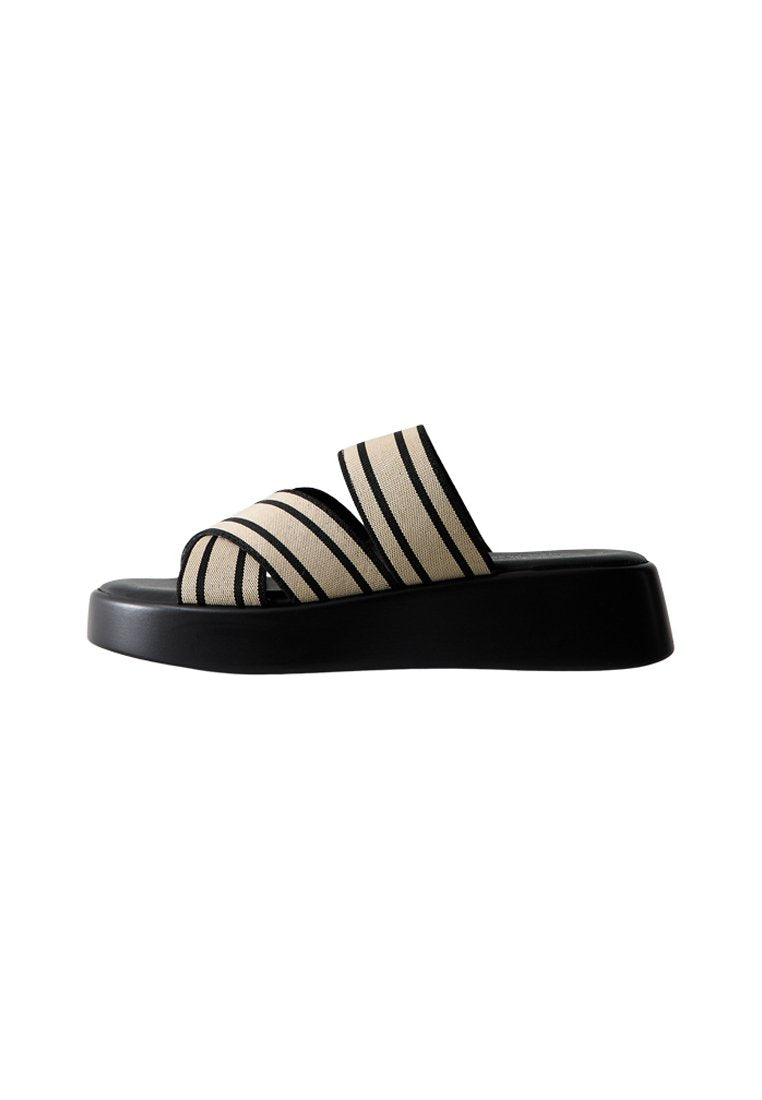 Platform-Sandalen mit beigen und schwarzen gestreiften Textilriemen, einer glatten schwarzen Sohle und einem offenen Zehenbereich.