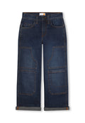 Dunkelblaue Denim-Hosen mit weitem Bein und hoher Taille, ausgestattet mit mehreren Taschen und umgeschlagenen Säumen, hervorgehoben durch kontrastierende Nähte.