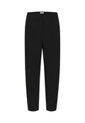 Schwarze taillierte Hose mit glatter Textur, ausgestattet mit einem flachen Vorderteil, ohne sichtbare Taschen und in einer verkürzten Länge bis zum Knöchel.