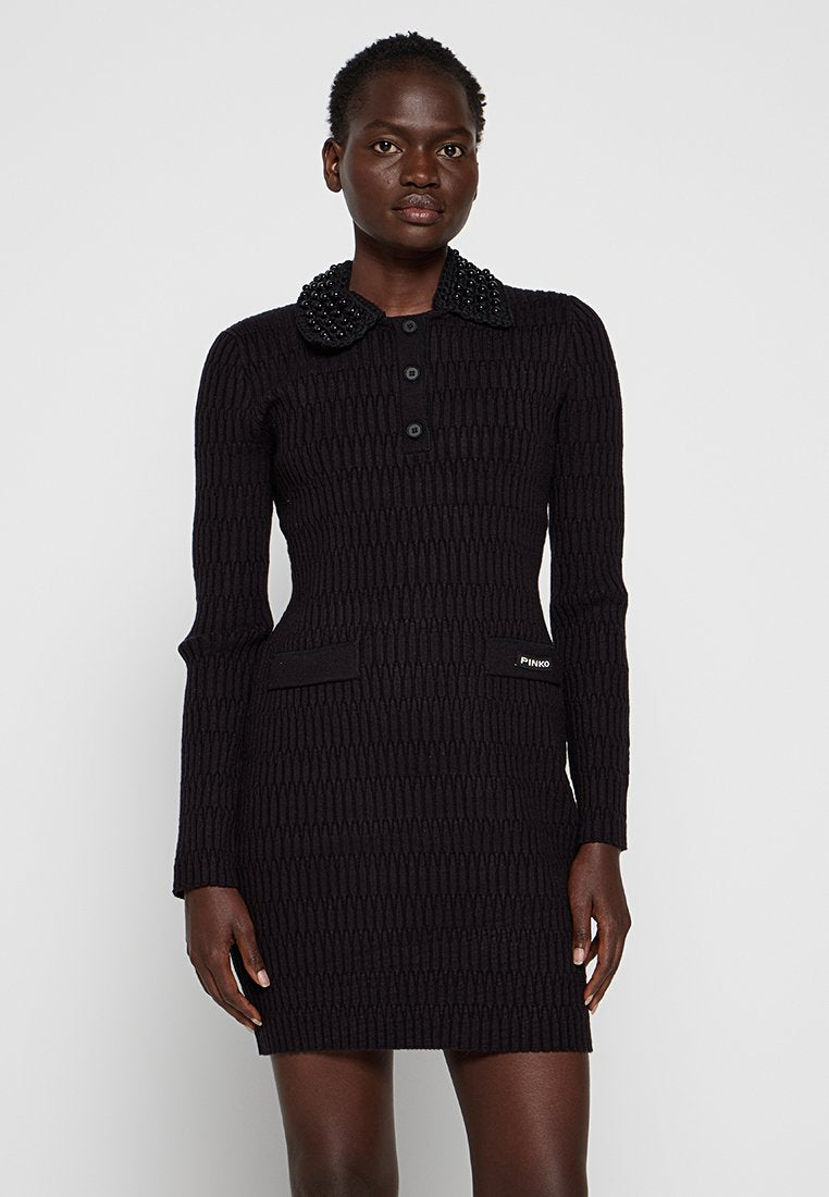 Schwarzes Strickkleid mit gerippter Textur, mit Knöpfen versehenem Kragen, der mit glänzenden Perlen geschmückt ist, langen Ärmeln und zwei vorderen Taschen.