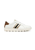 Weiße Sneaker mit goldenen und schwarzen Streifen, Leopardenmuster an der Ferse, strukturierte Sohle und abgerundete Spitze. Für den Freizeitgebrauch entworfen.