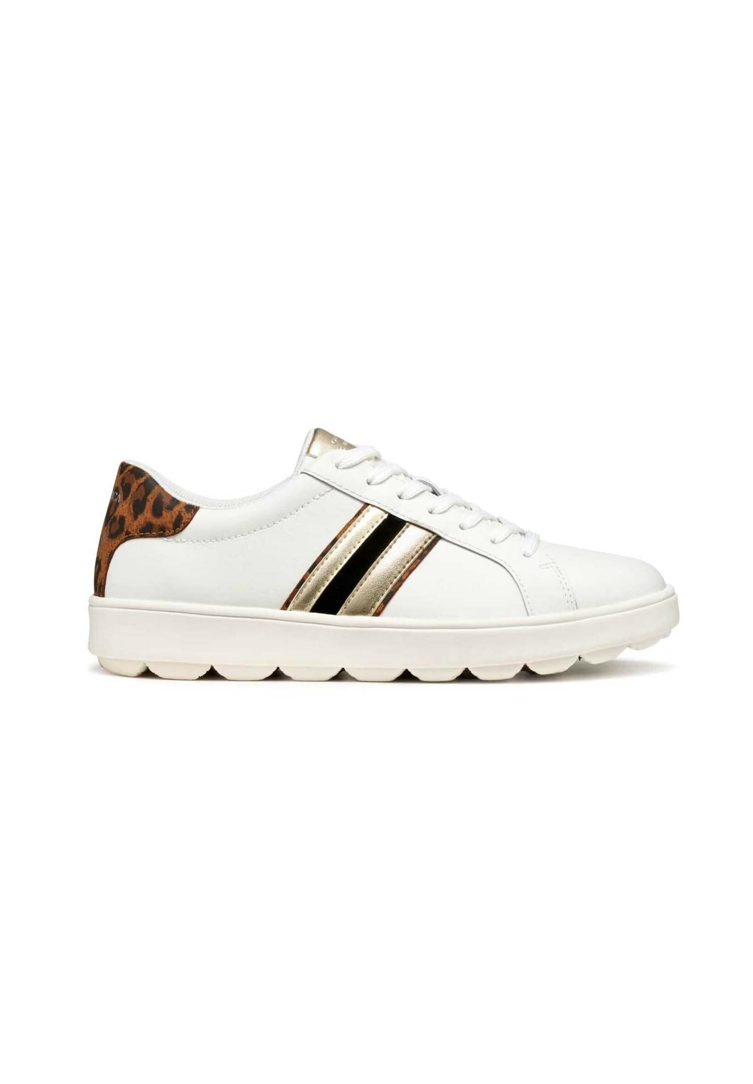 Weiße Sneaker mit goldenen und schwarzen Streifen, Leopardenmuster an der Ferse, strukturierte Sohle und abgerundete Spitze. Für den Freizeitgebrauch entworfen.