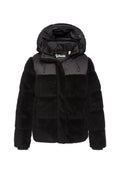 Schwarze Steppjacke mit weicher, strukturierter Pelzoberfläche. Ausgestattet mit Kapuze, Reißverschluss und kontrastierenden, glatten Einsätzen im oberen Bereich.