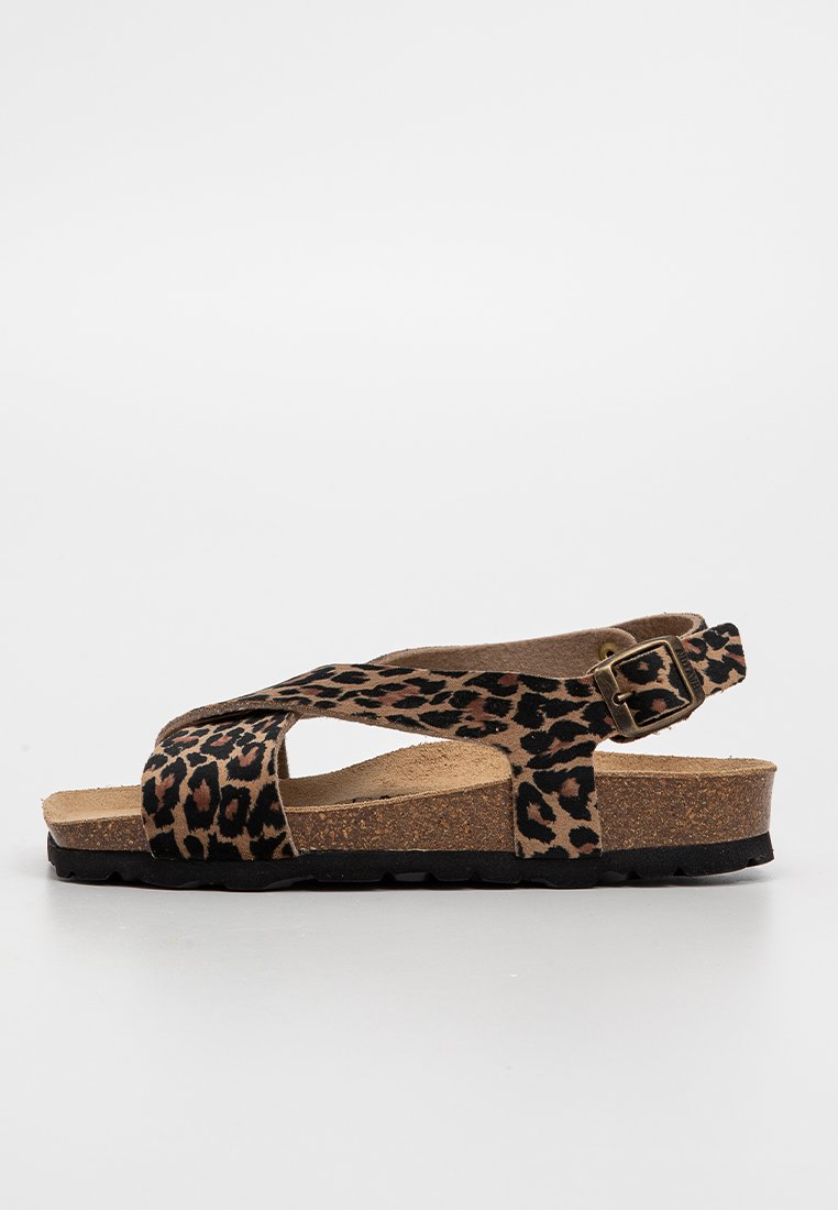 Leopardenmuster Sandale, mit einem Obermaterial aus Wildleder, Kreuzriemen-Design, verstellbarem Schnallenverschluss und einem Korkfußbett mit einer schwarzen Gummisohle.