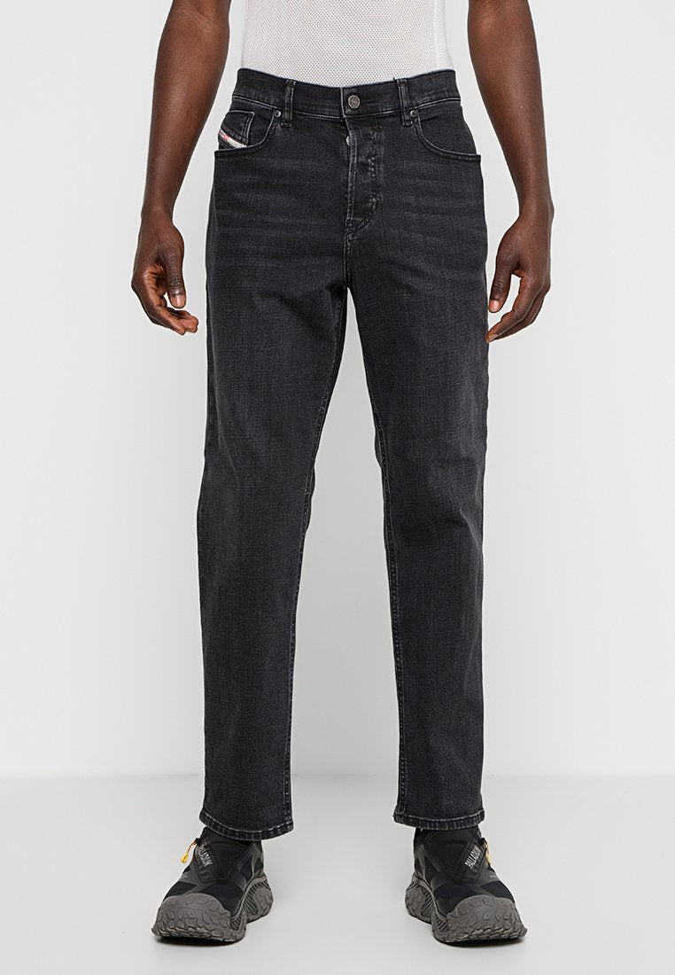 Schwarze Denim-Jeans mit geradem Schnitt, fünf Taschen und einem dezenten Verlauf. Verfügt über einen Knopfverschluss und genähte Details an der Tasche.