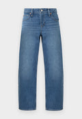 Blaue gerade geschnittene Jeans aus Denim mit Knopf- und Reißverschluss, Vorder- und Gesäßtaschen, vor einem schlichten hellen Hintergrund präsentiert.
