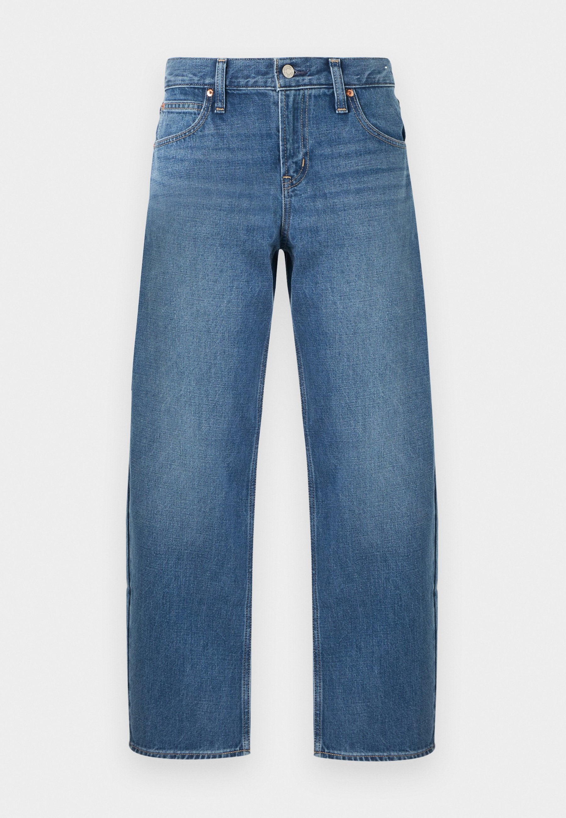 Blaue gerade geschnittene Jeans aus Denim mit Knopf- und Reißverschluss, Vorder- und Gesäßtaschen, vor einem schlichten hellen Hintergrund präsentiert.
