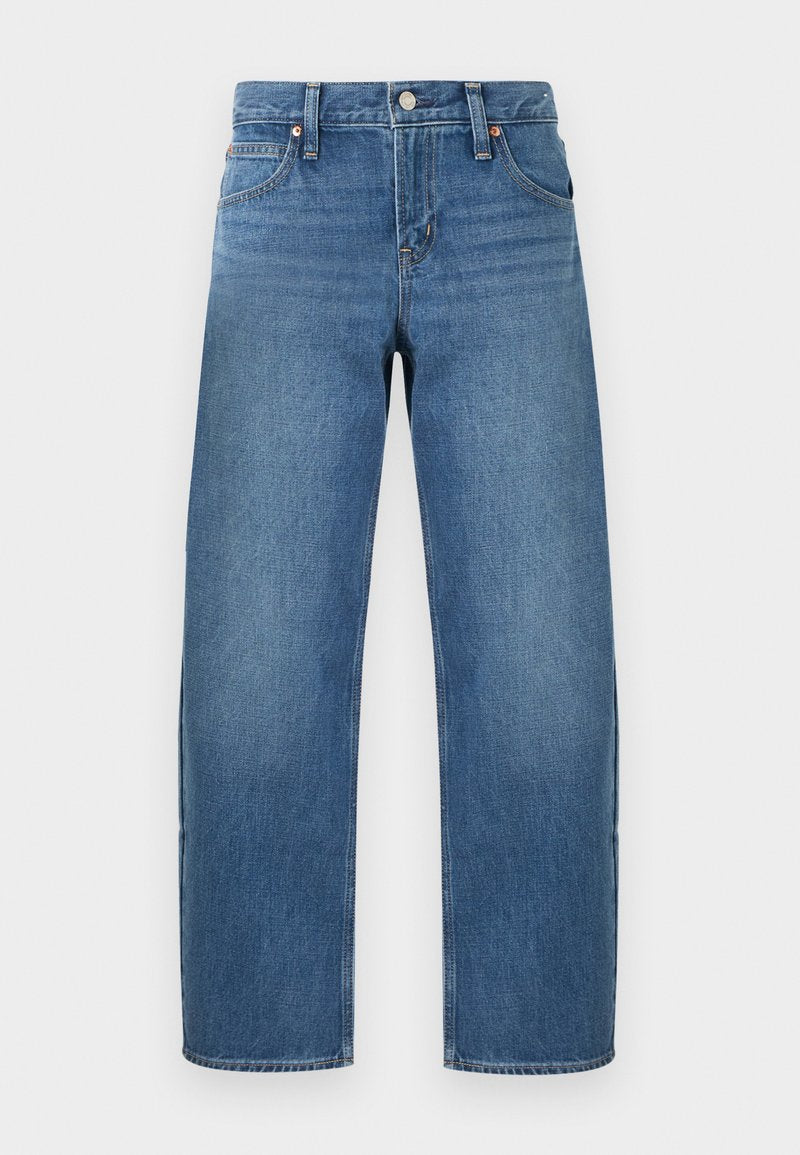 Blaue gerade geschnittene Jeans aus Denim mit Knopf- und Reißverschluss, Vorder- und Gesäßtaschen, vor einem schlichten hellen Hintergrund präsentiert.