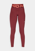 Bordeauxfarbene Leggings mit einem breiten orangen "PRO NIKE" Bund. Hergestellt aus dehnbarem Stoff und mit einem kleinen weißen Nike-Logo am Unterschenkel.