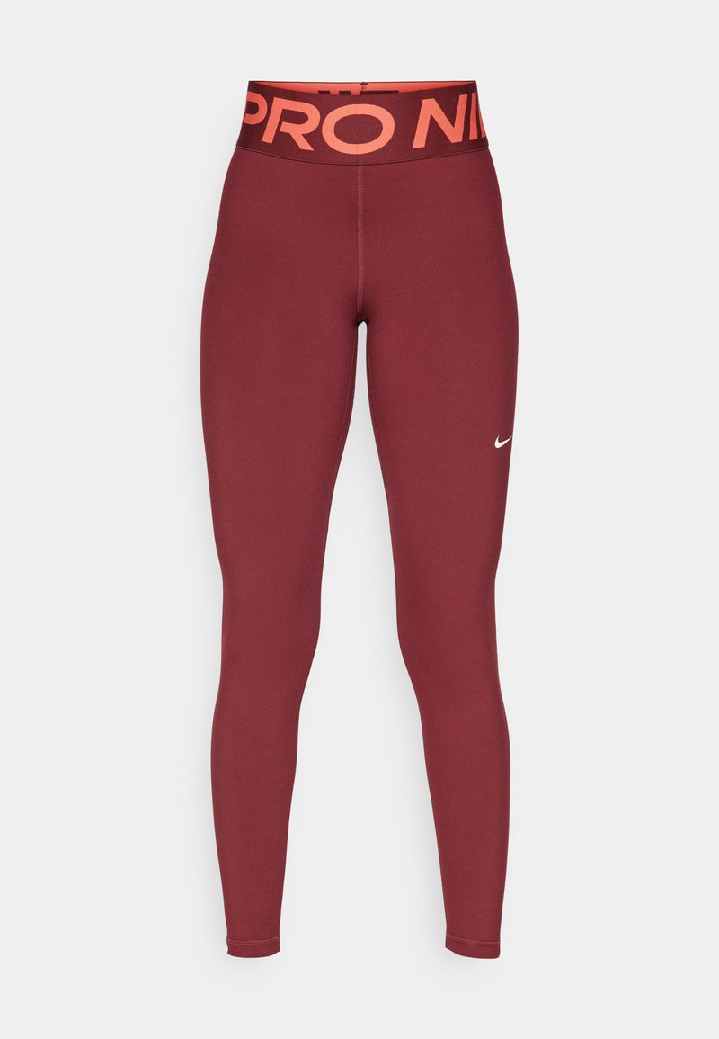 Bordeauxfarbene Leggings mit einem breiten orangen "PRO NIKE" Bund. Hergestellt aus dehnbarem Stoff und mit einem kleinen weißen Nike-Logo am Unterschenkel.