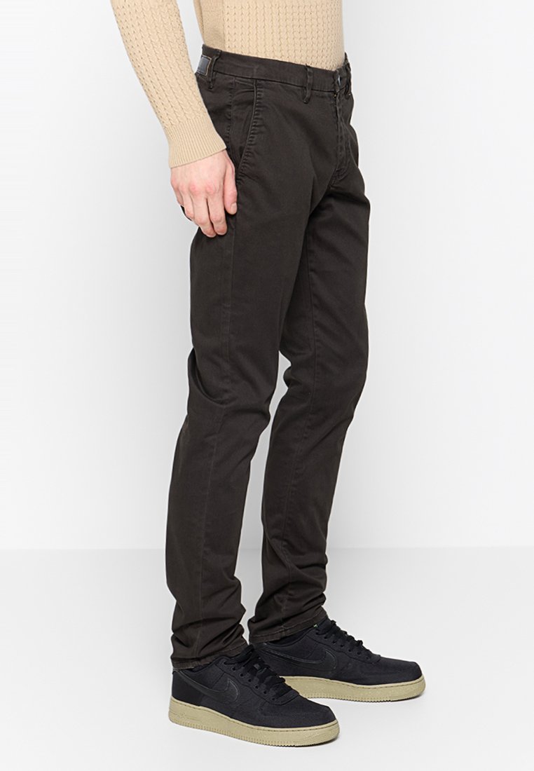 NO EXCESS Chino Media 2