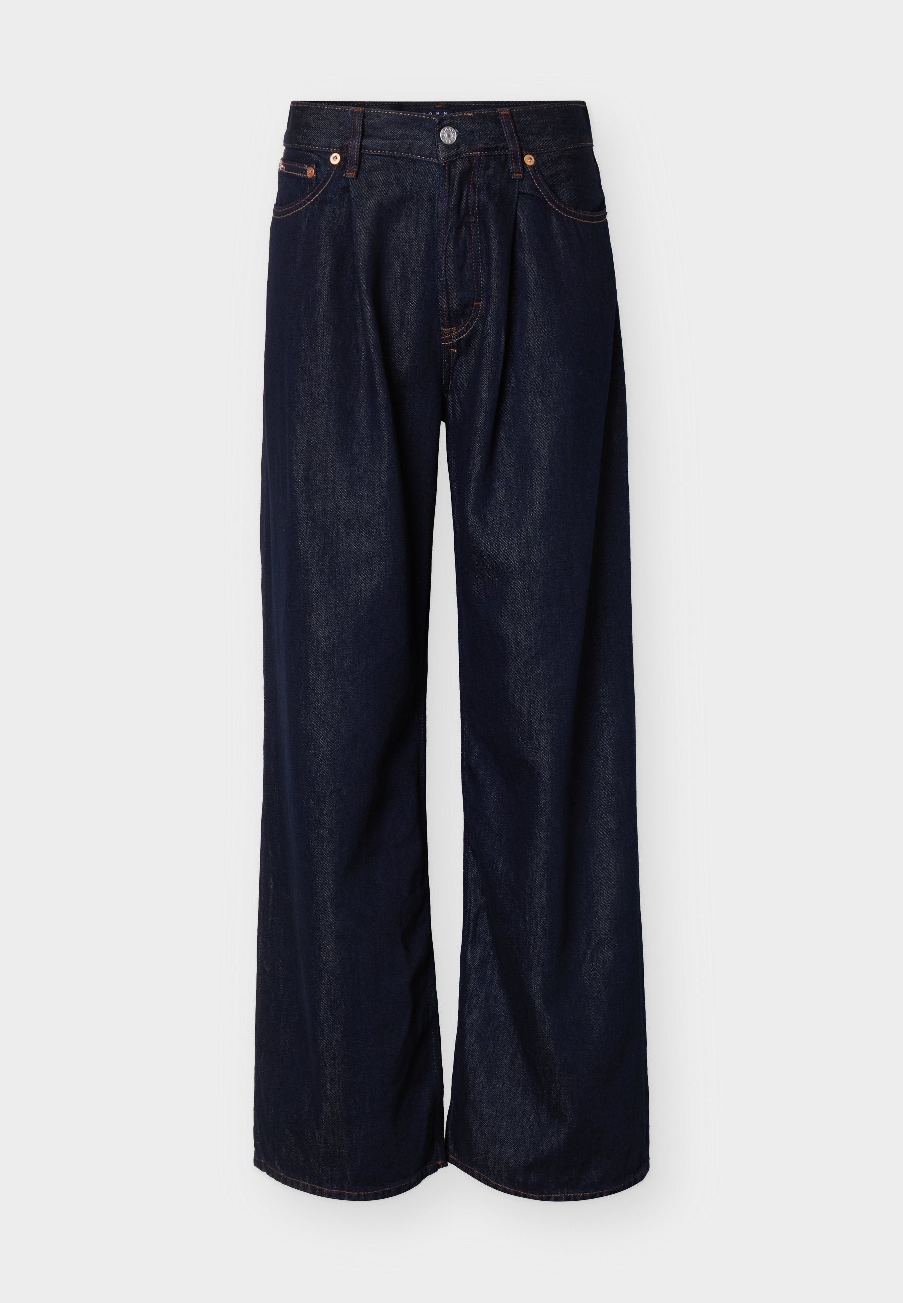 Weit geschnittene dunkelblaue Jeans aus Denim mit Frontknopf und Fünf-Taschen-Design vor einem schlichten hellen Hintergrund.