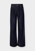 Weit geschnittene dunkelblaue Jeans aus Denim mit Frontknopf und Fünf-Taschen-Design vor einem schlichten hellen Hintergrund.
