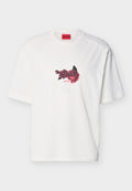 Weißes T-Shirt mit kurzen Ärmeln, rotem und schwarzem Rosenmotiv sowie rotem "HUGO"-Schriftzug auf der Brust, darunter ein rotes Markenetikett im Krageninneren.