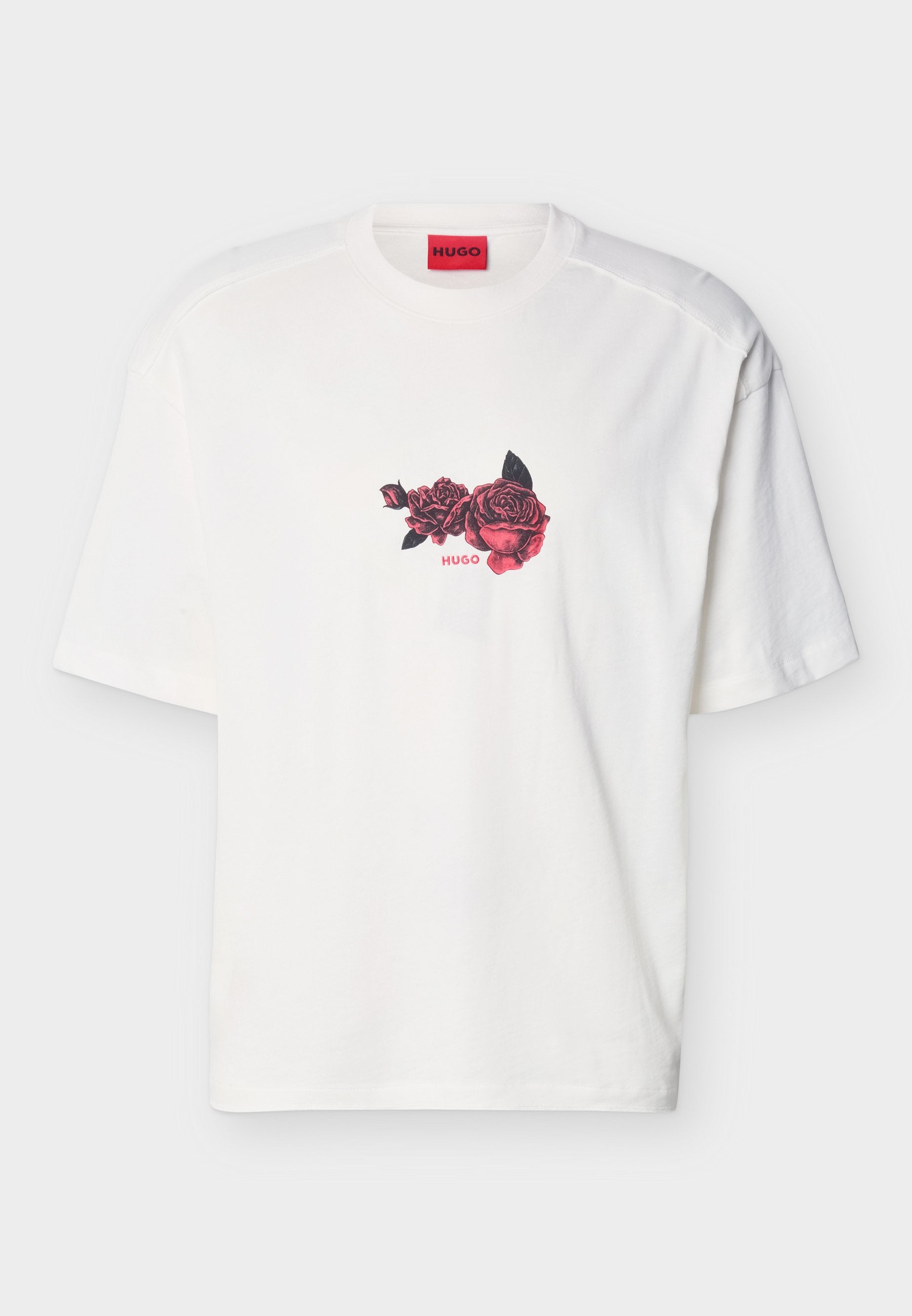 Weißes T-Shirt mit kurzen Ärmeln, rotem und schwarzem Rosenmotiv sowie rotem "HUGO"-Schriftzug auf der Brust, darunter ein rotes Markenetikett im Krageninneren.