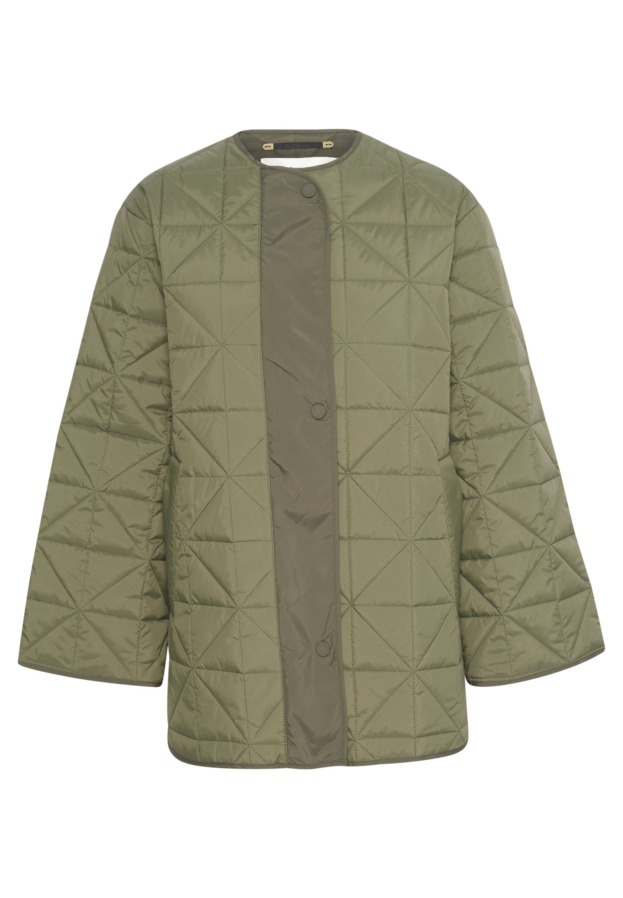 Olivgrüne gesteppte Jacke mit rundem Ausschnitt, lockerer Passform und Druckknopfverschluss auf der Vorderseite mit dreieckigen Steppmustern.