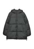 Schwarze Pufferjacke mit Kapuze, ausgestattet mit einem gesteppten Design, mit Reißverschlusstaschen, elastischen Kordeln am Saum und einer glatten Textur.