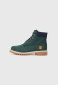 Grüner Lederwanderschuh mit grauen Schnürsenkeln, dunkelblauem Kragen, Gummisohle und orangefarbenem Logo. Verfügt über eine glatte Textur und verstärkten Knöchelstütze.