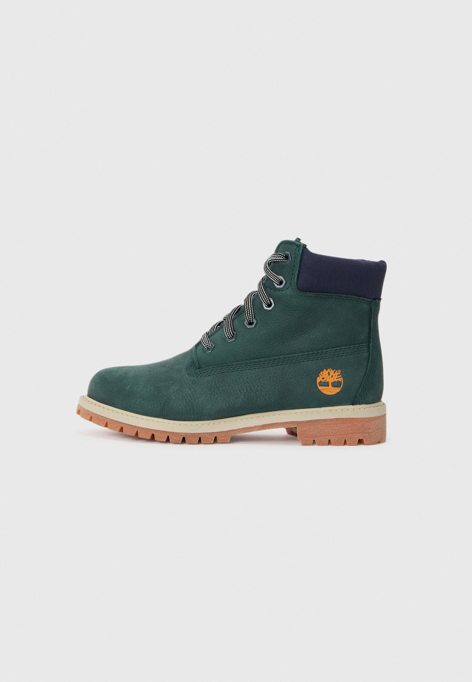 Grüner Lederwanderschuh mit grauen Schnürsenkeln, dunkelblauem Kragen, Gummisohle und orangefarbenem Logo. Verfügt über eine glatte Textur und verstärkten Knöchelstütze.
