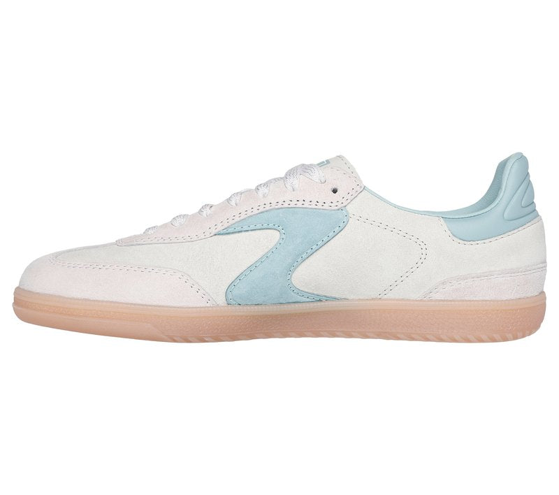 Weißer Sneaker mit niedrigem Schaft, hellblauen Wildleder-Akzenten, weißen Schnürsenkeln, gepolstertem Fersenbereich und gummifarbener Sohle, seitlich gezeigt.