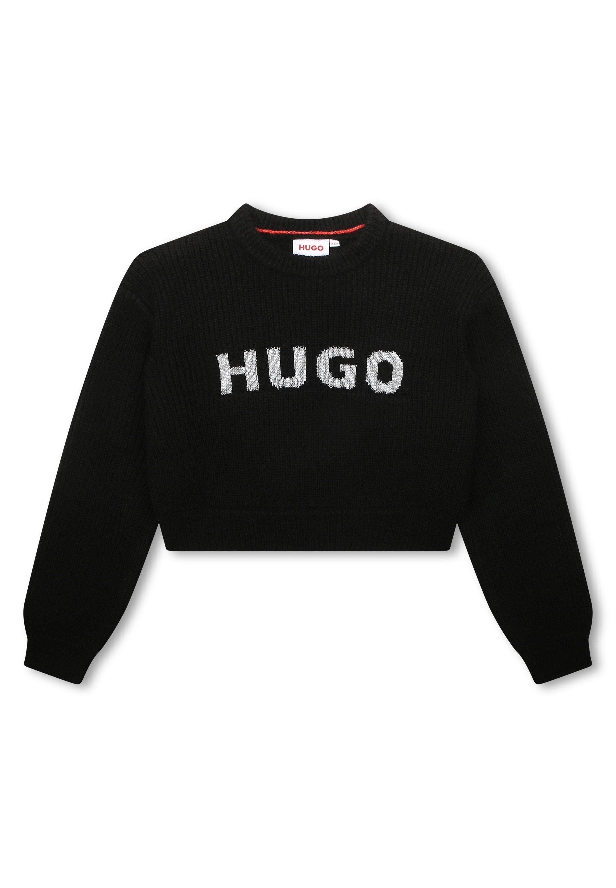 Schwarzer gestrickter kurzer Pullover mit gerippter Textur, der das Wort "HUGO" deutlich in Weiß über der Brust trägt. Runder Halsausschnitt.