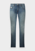 Slim-Fit Jeans in einer ausgewaschenen blauen Waschung, mit einem Fünf-Taschen-Design, Metallknopfverschluss und Kontrastnähten. Leicht verwaschene Textur.