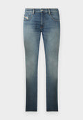 Slim-Fit Jeans in einer ausgewaschenen blauen Waschung, mit einem Fünf-Taschen-Design, Metallknopfverschluss und Kontrastnähten. Leicht verwaschene Textur.