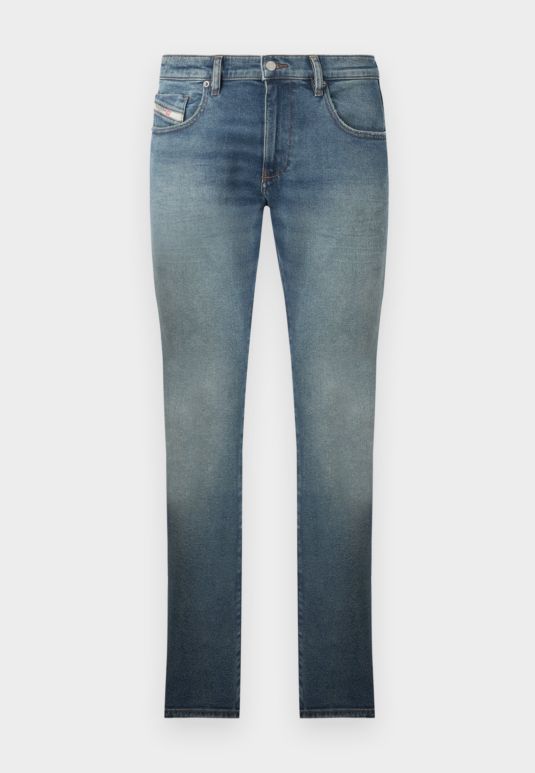 Slim-Fit Jeans in einer ausgewaschenen blauen Waschung, mit einem Fünf-Taschen-Design, Metallknopfverschluss und Kontrastnähten. Leicht verwaschene Textur.
