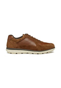 Braune Leder- und Wildleder-Sneaker mit niedrigem Profil, runder Spitze und weißer Gummisohle. Mit Schnürverschluss und genähten Akzenten.