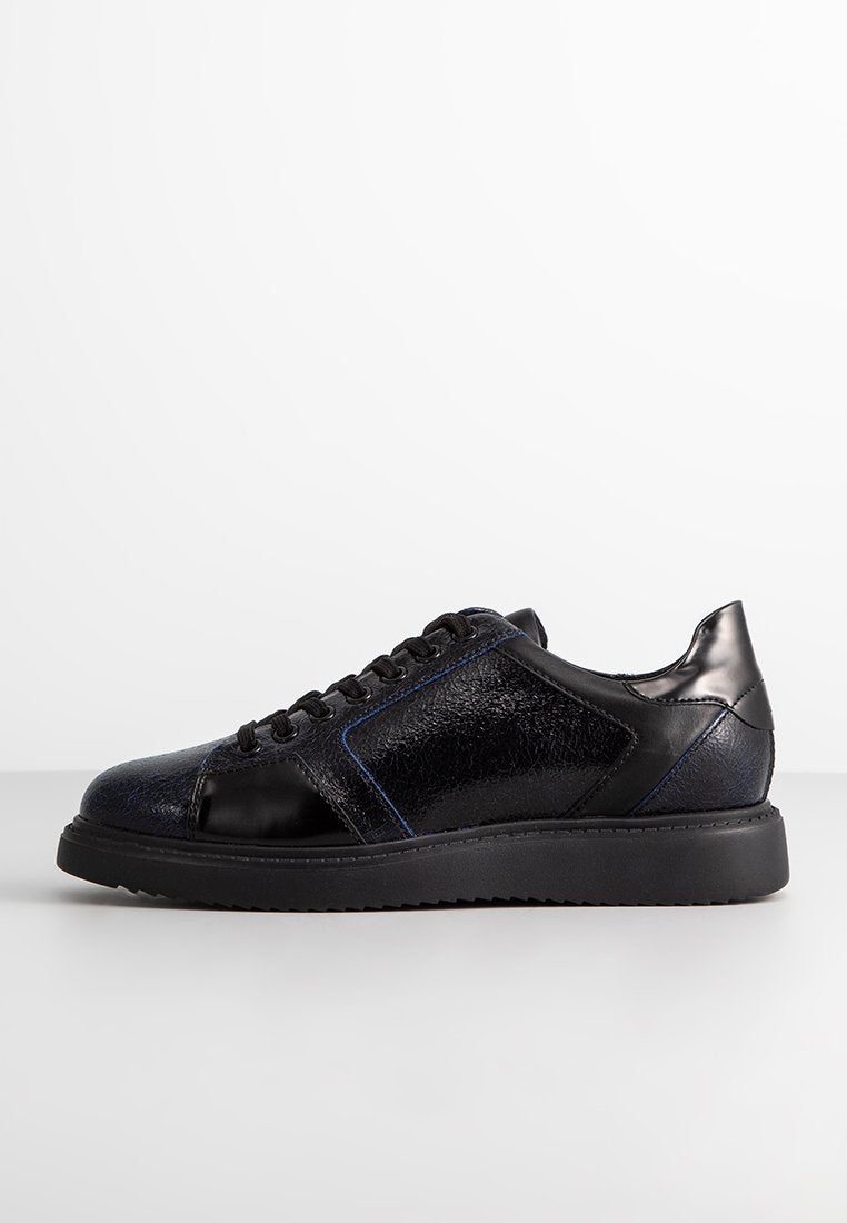 Schwarze Ledersneaker mit strukturierten Einsätzen, glatten Akzenten, blauen Nähten und einer durchgehend schwarzen Sohle. Gerundete Zehenform.